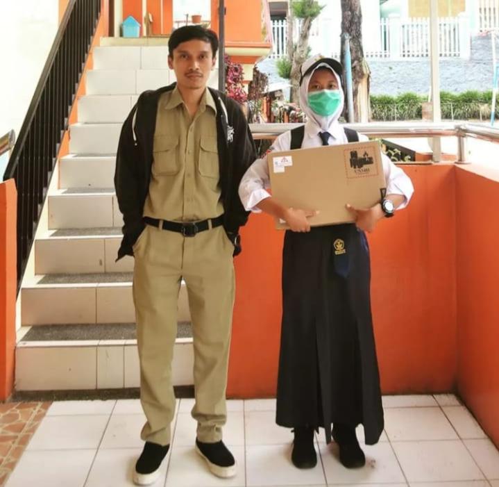 Devi dan Pak Frida Guru Pembina Video Kreatif